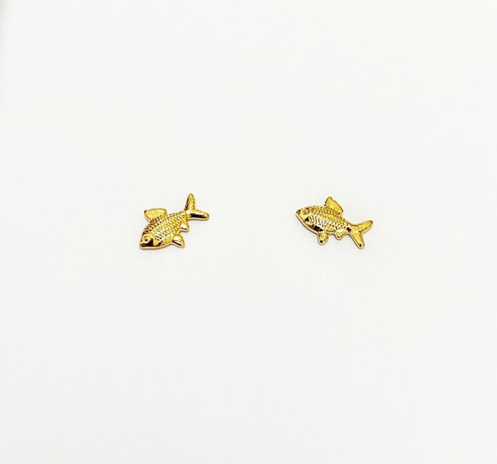 Mini brinco com formato de peixe folheado a ouro 18k 