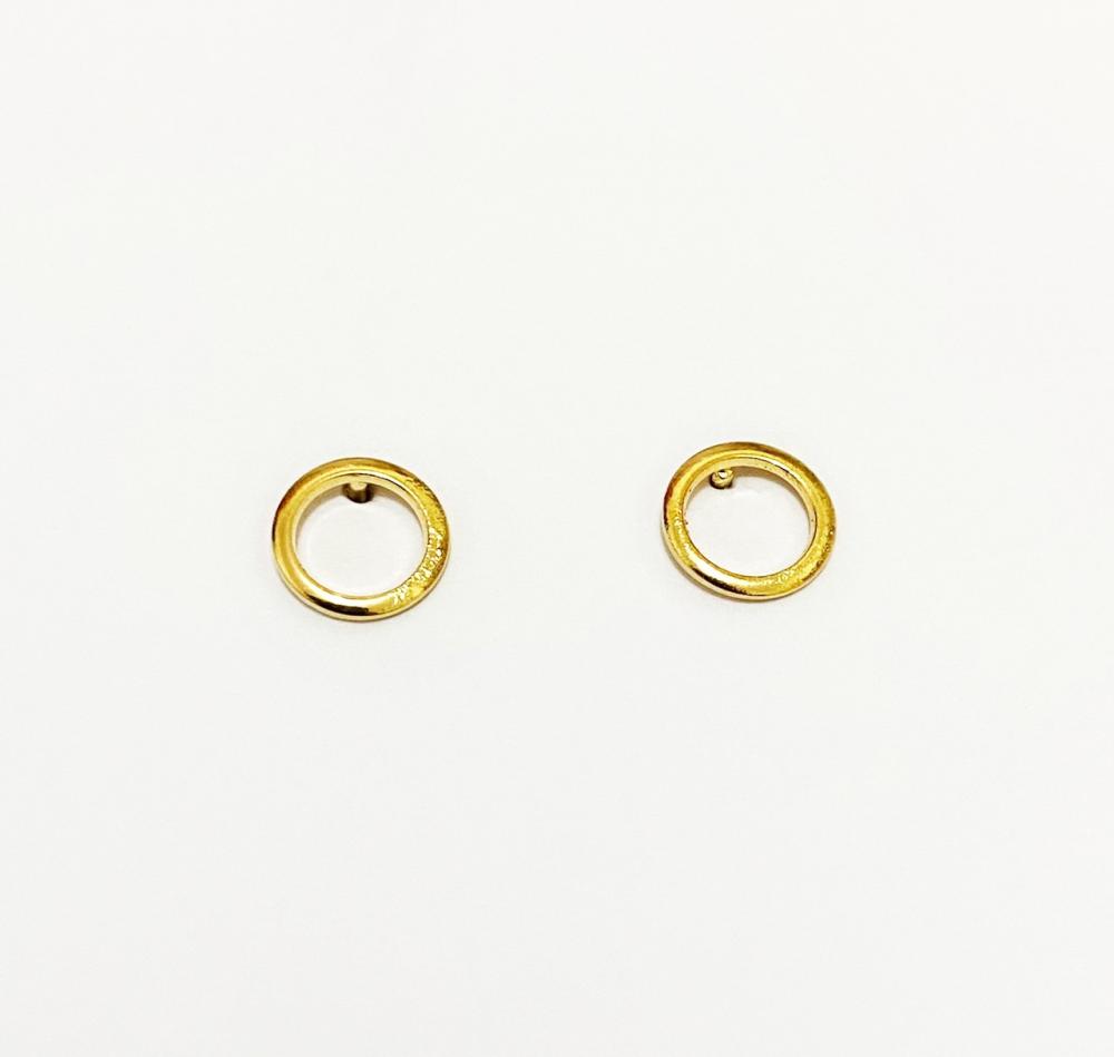 Mini brinco com formato de circulo folheado a ouro 18k 