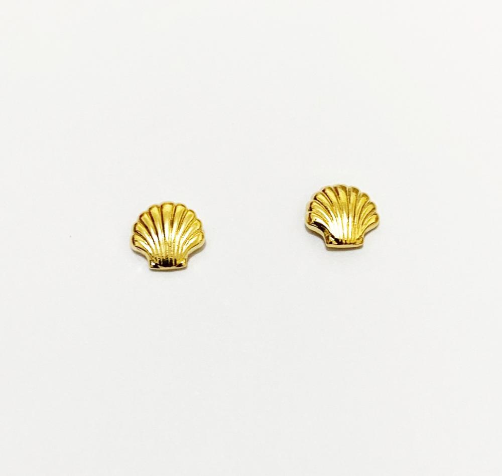 Mini brinco com formato de concha folheado a ouro 18k 