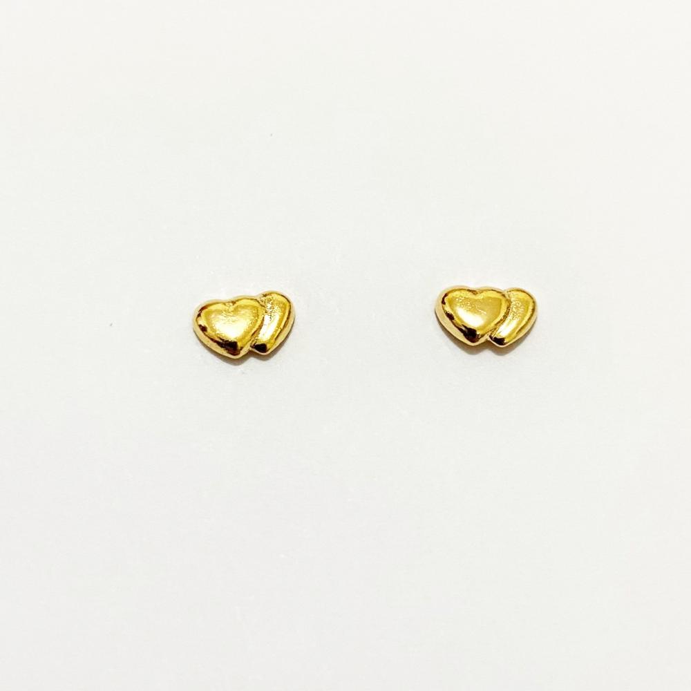 Mini brinco com formato de dois corações juntos folheado a ouro 18k 