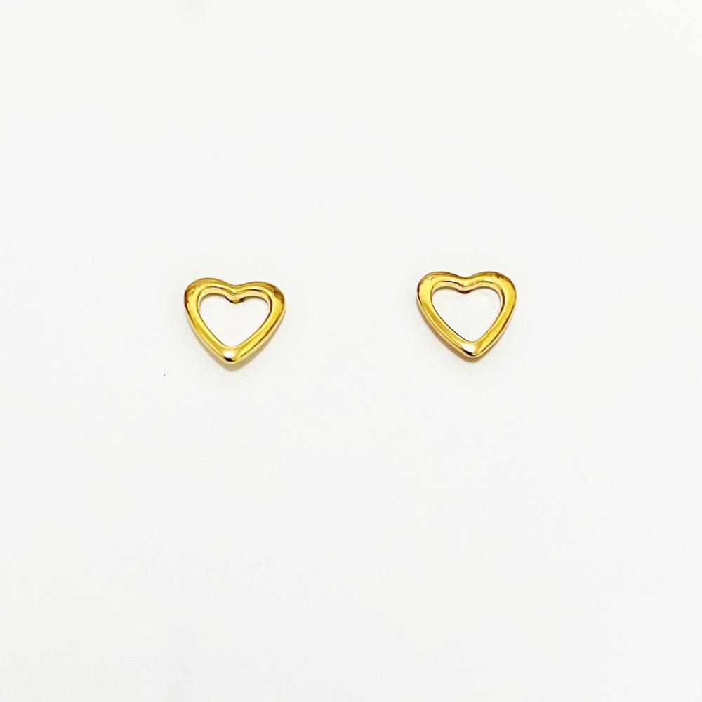 Mini brinco com formato de coração vazado  folheado a ouro 18k 