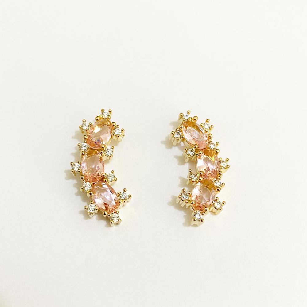 Brinco earcuff  cravejado com zircônia rose e cristal folheado a ouro 18k
