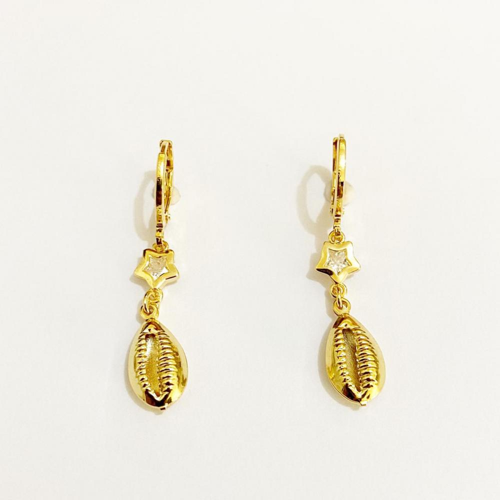 Brinco de argolinha com pingente de estrela e buzeos folheado a ouro 18k 