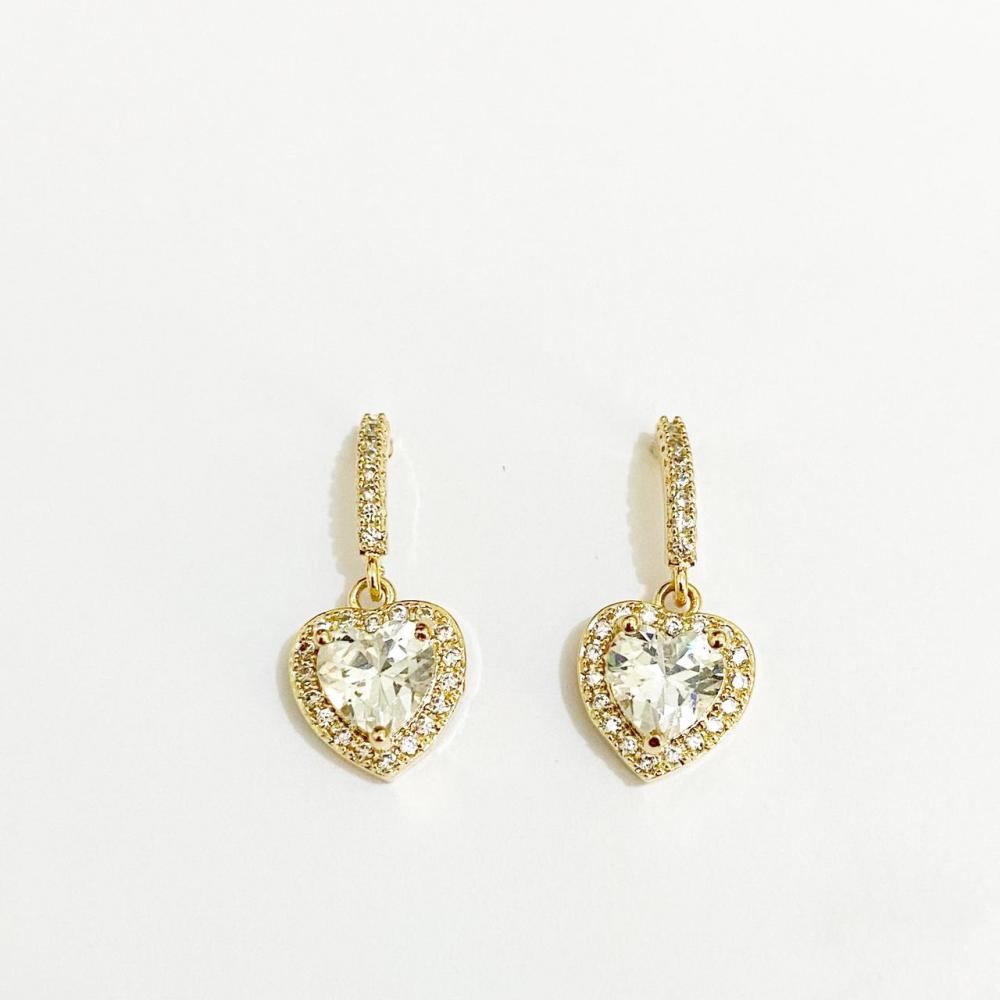 Brinco de meia argola com pingente de coração cravejado com zircônia folheado a ouro 18k
