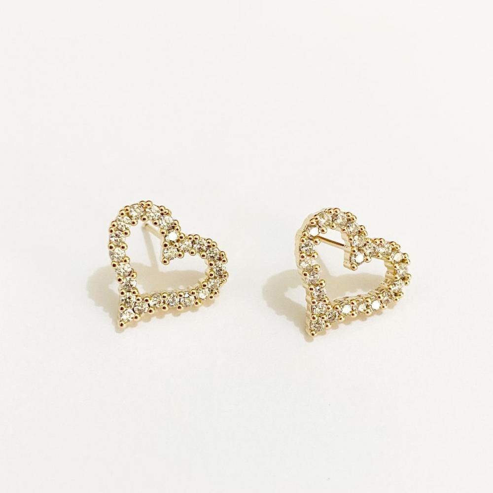 Brinco de coração vazado cravejado com zircônia folheado a ouro 18k 
