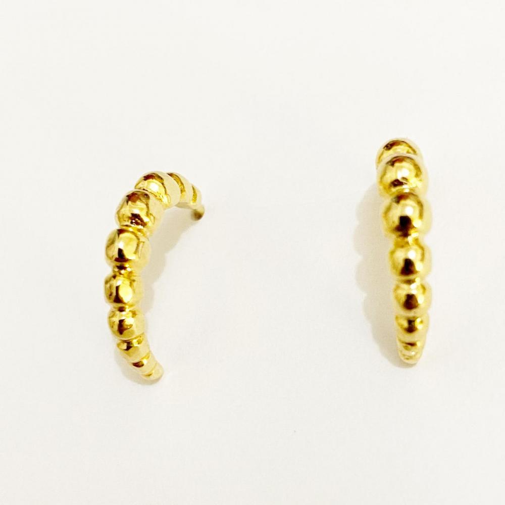 Brinco meia argola de bolinhas folheada a ouro 18k