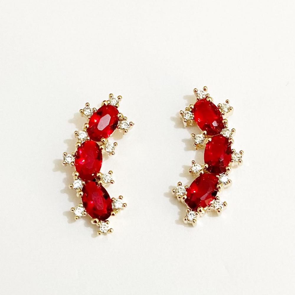 Brinco earcuff  cravejado com zircônia vermelho e cristal folheado a ouro 18k