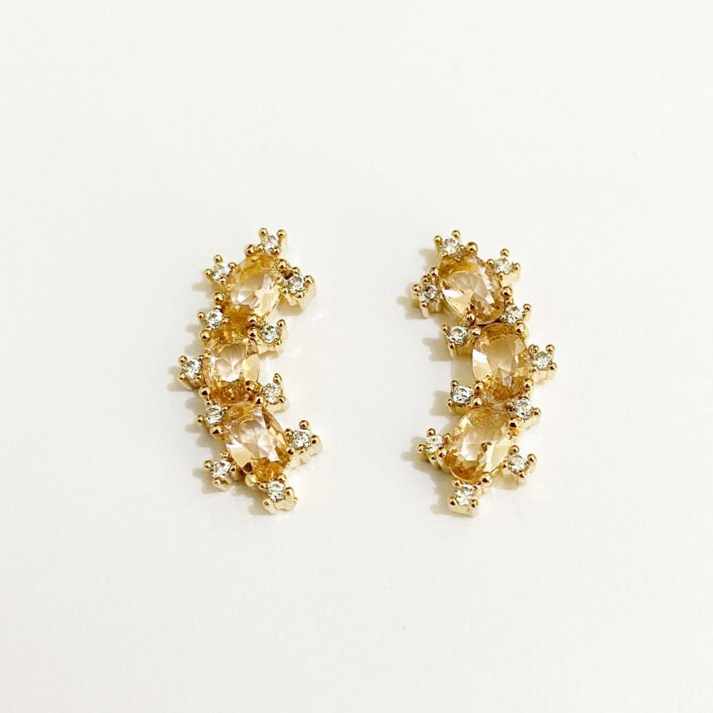 Brinco earcuff  cravejado com zircônia light colorado e cristal folheado a ouro 18k