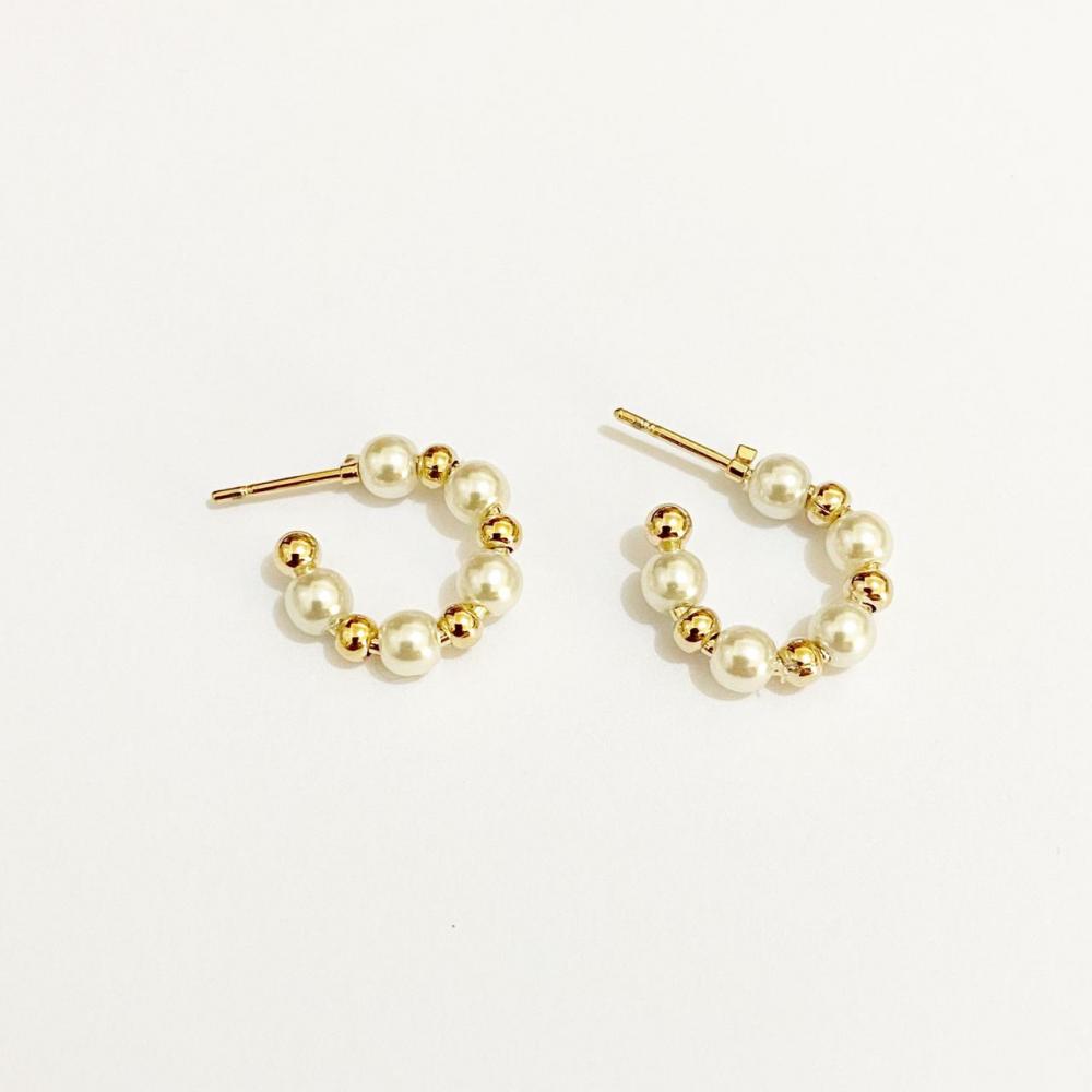 Brinco de argola com mini perolas e bolinhas douradas folheado a ouro 18k 