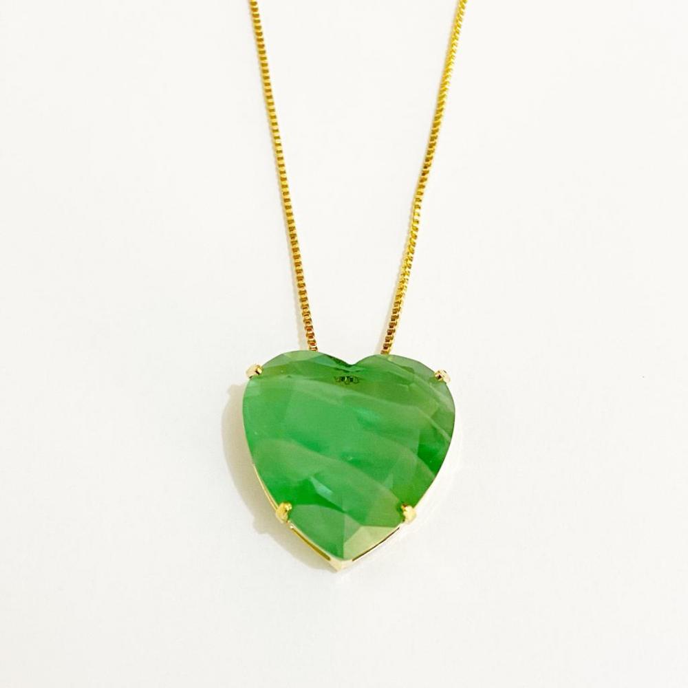 Colar com pingente de coração cravejado com zirconia verde com rajadas folheado ouro 18k