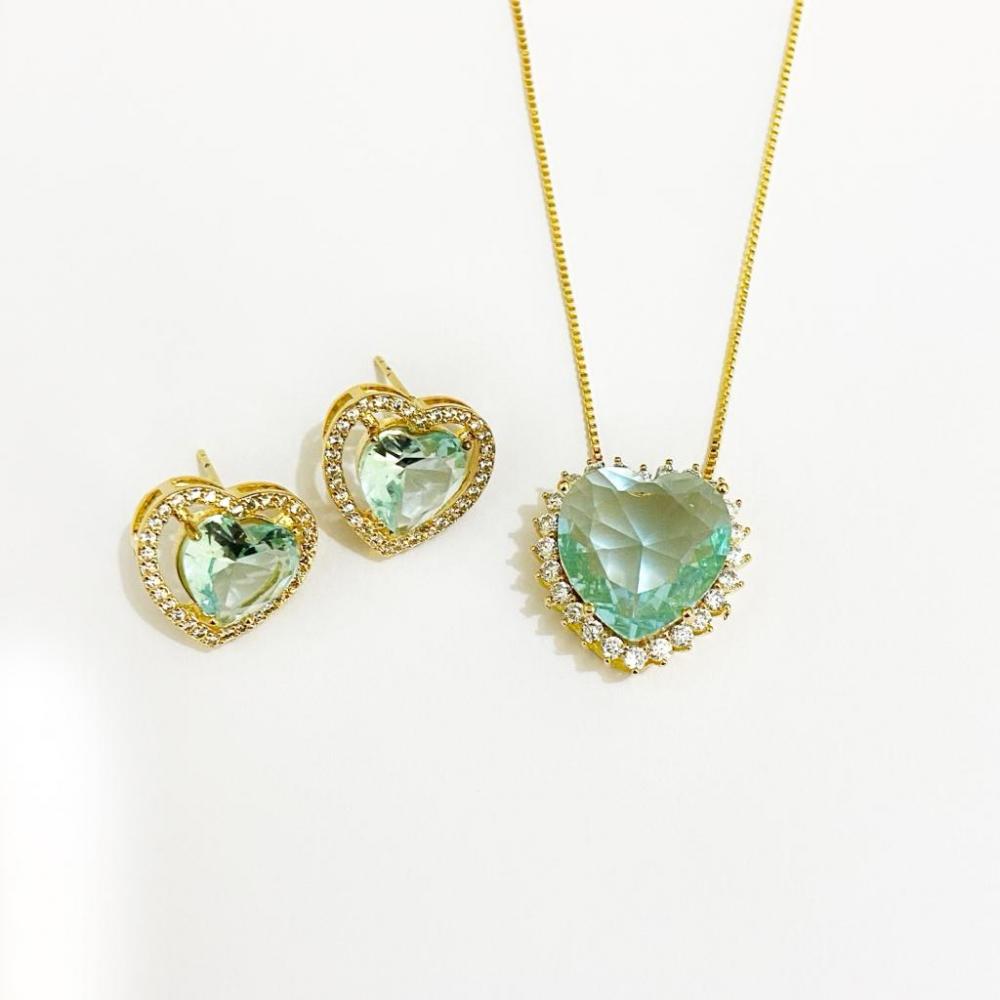 Conjunto de coração pequeno cravejado com zircônia folheado a ouro 18k 