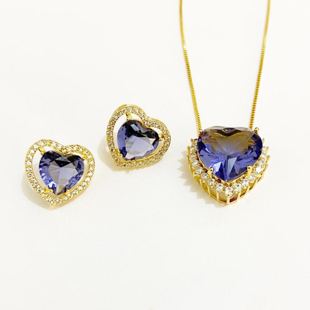 Conjunto de coração pequeno cravejado com zircônia folheado a ouro 18k 