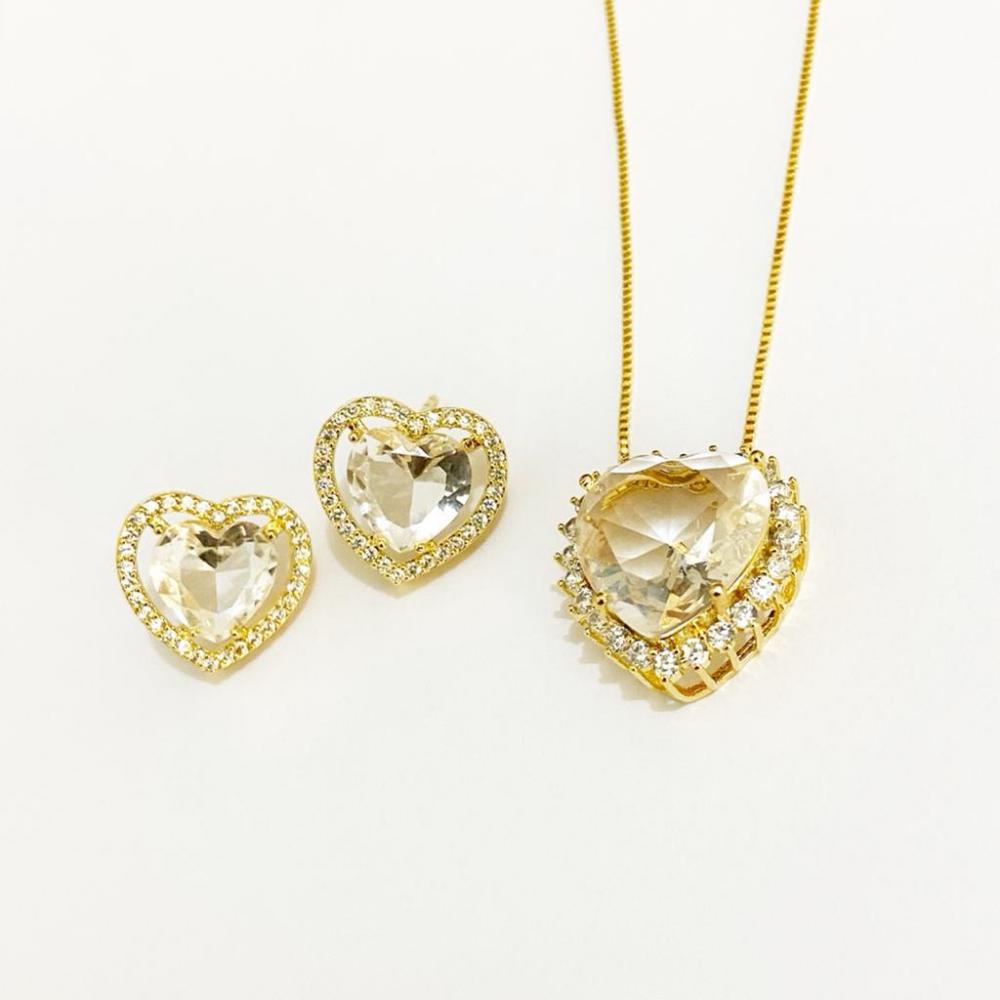 Conjunto de coração pequeno cravejado com zircônia folheado a ouro 18k 