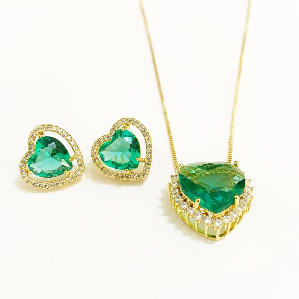 Conjunto de coração pequeno cravejado com zircônia folheado a ouro 18k 