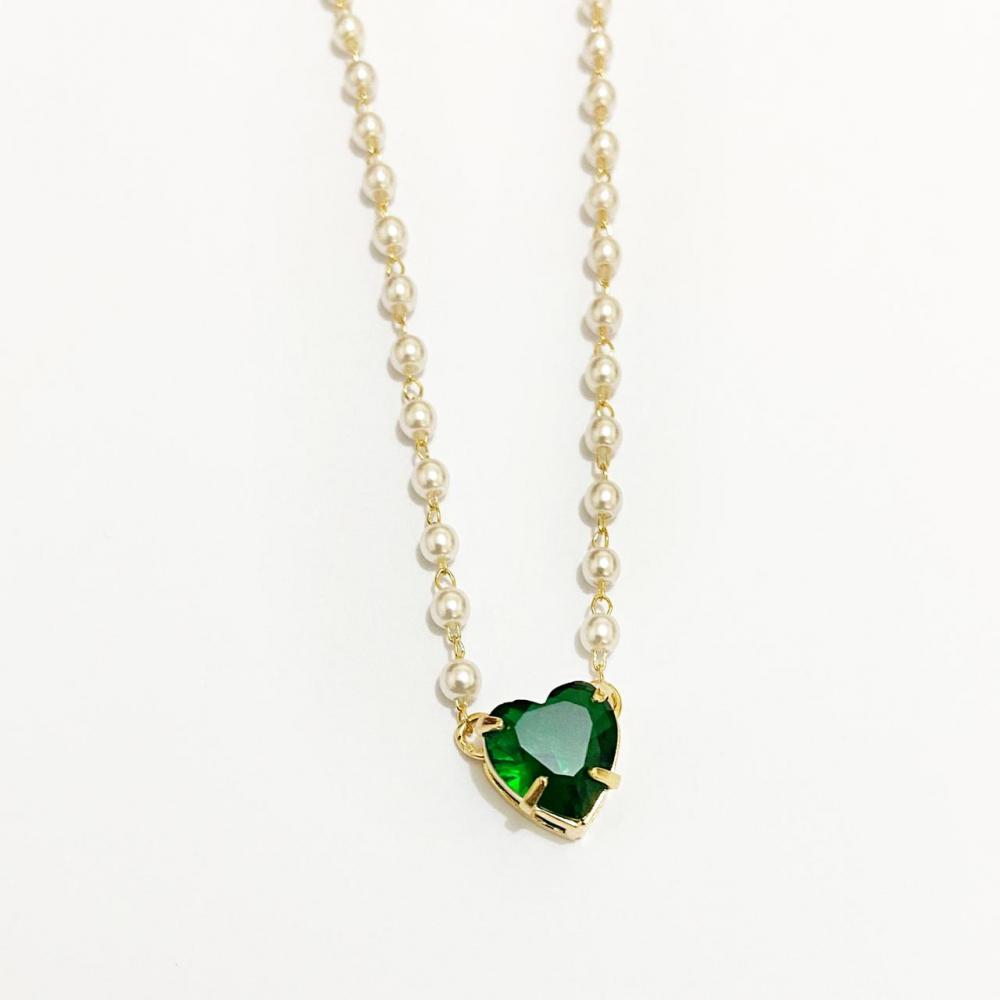 Colar de perolas com pingente de coração folheado a ouro 18k