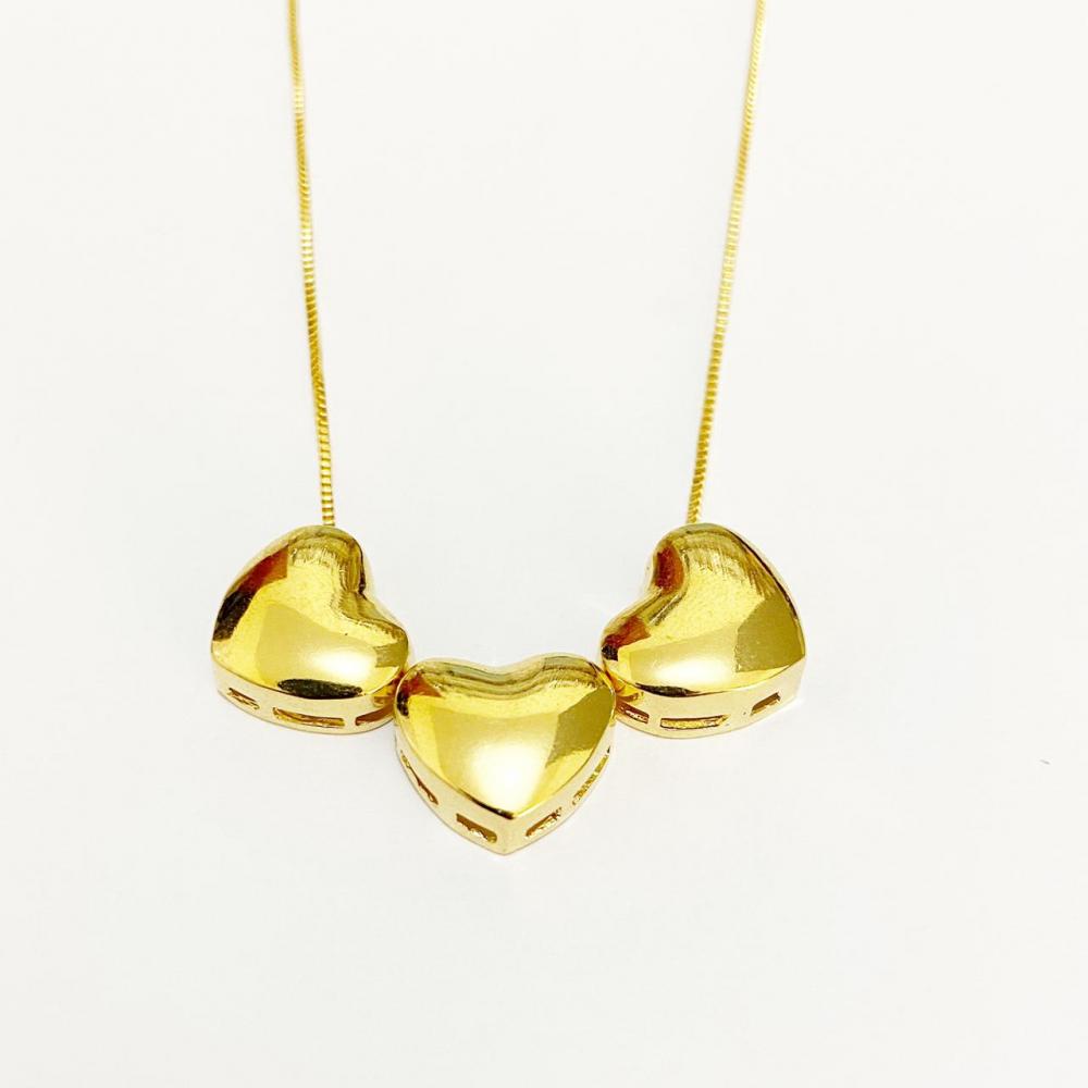 Colar com pingente de três corações lisos folheado a ouro 18k 