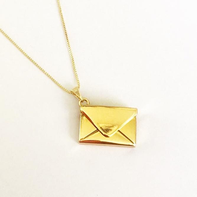 Colar com pingente de carta relicário folheado a ouro 18k