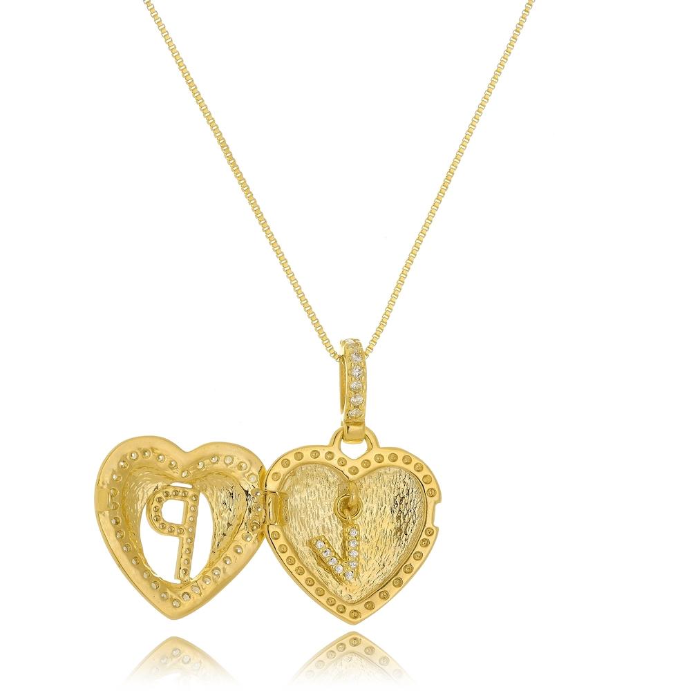 Colar relicário de coração personalizado com letra cravejada banhado a ouro 18k 