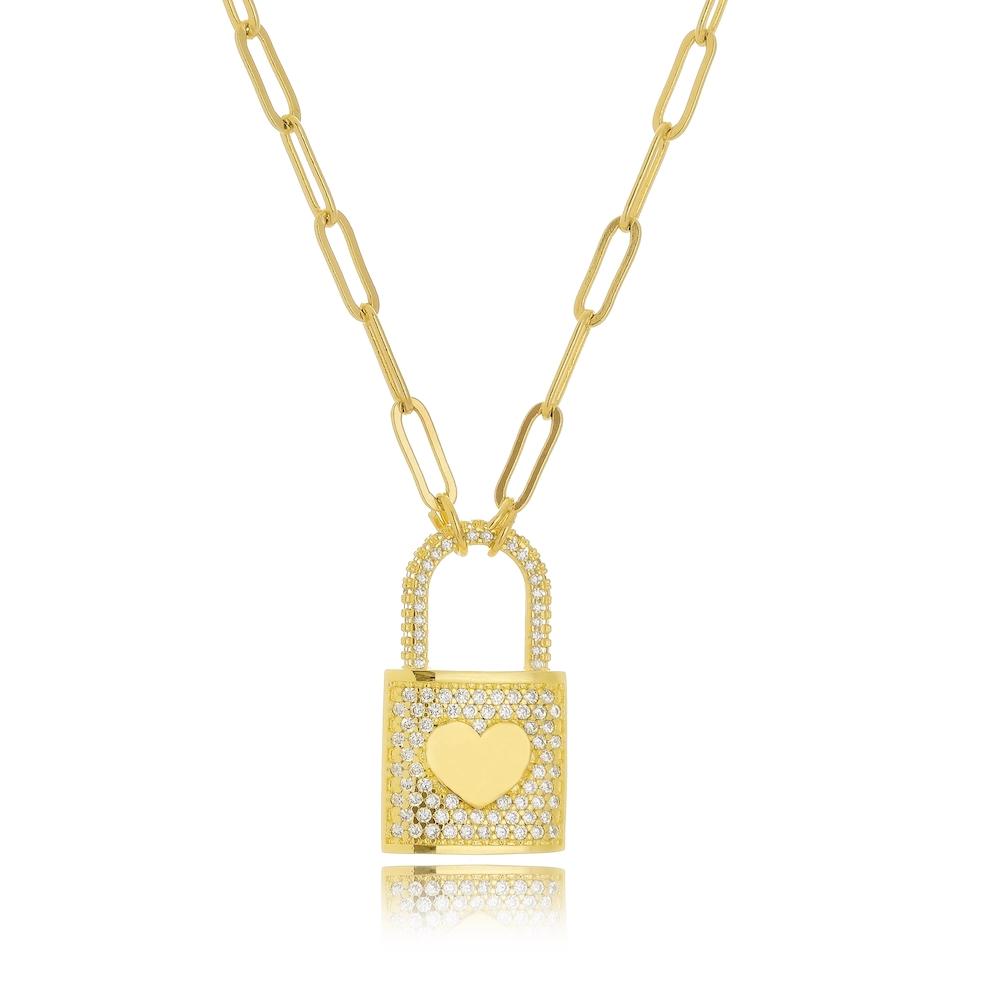 Colar com corrente e pingente de cadeado cravejado folheado a ouro 18k