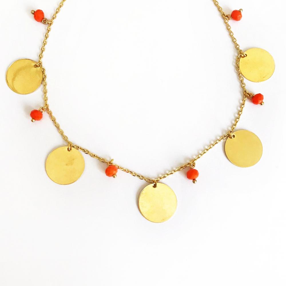 Choker com  pingentes de medalhas e pedras folheado a ouro 18k 