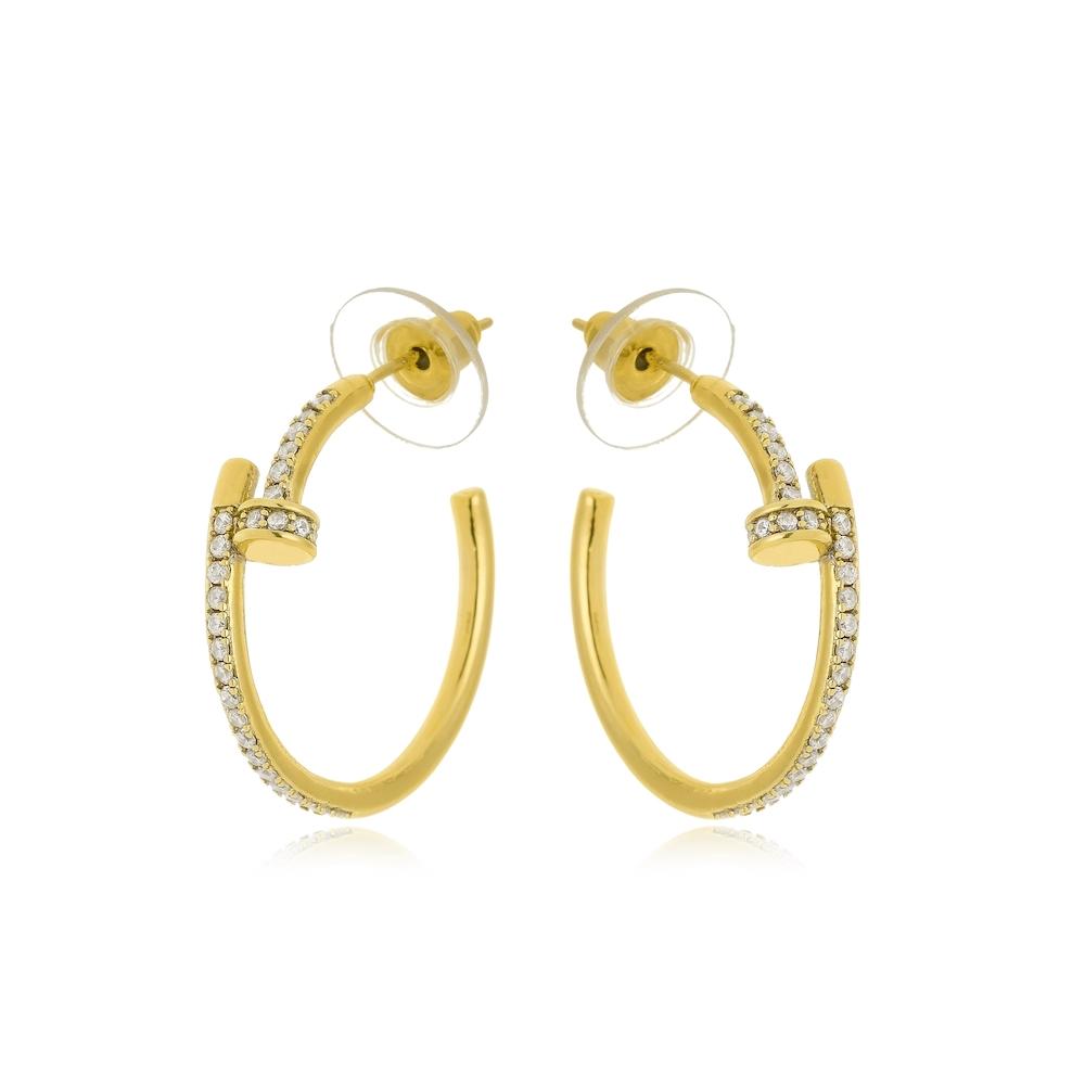 Argola em forma de prego cravejada com zircônia folheada a ouro 18k 