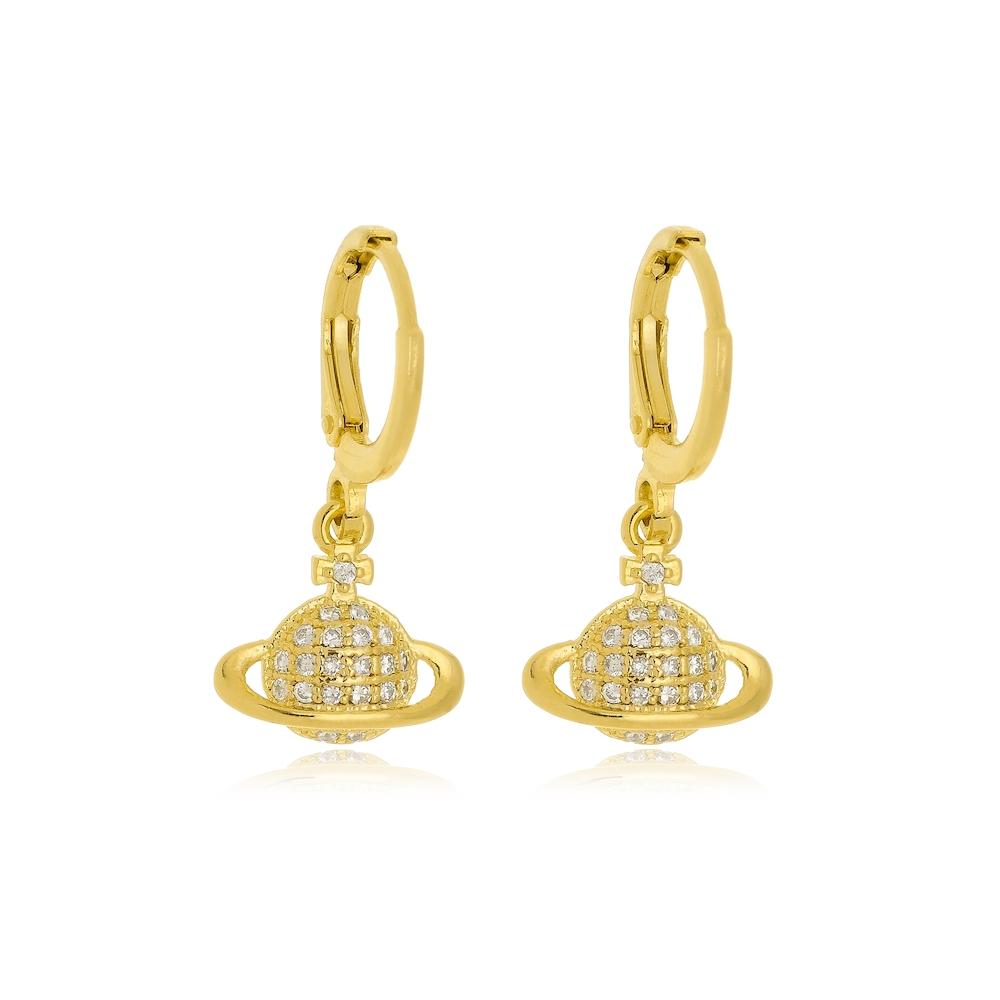 Brinco argolinha click com pingente de planeta banhado a ouro 18k 