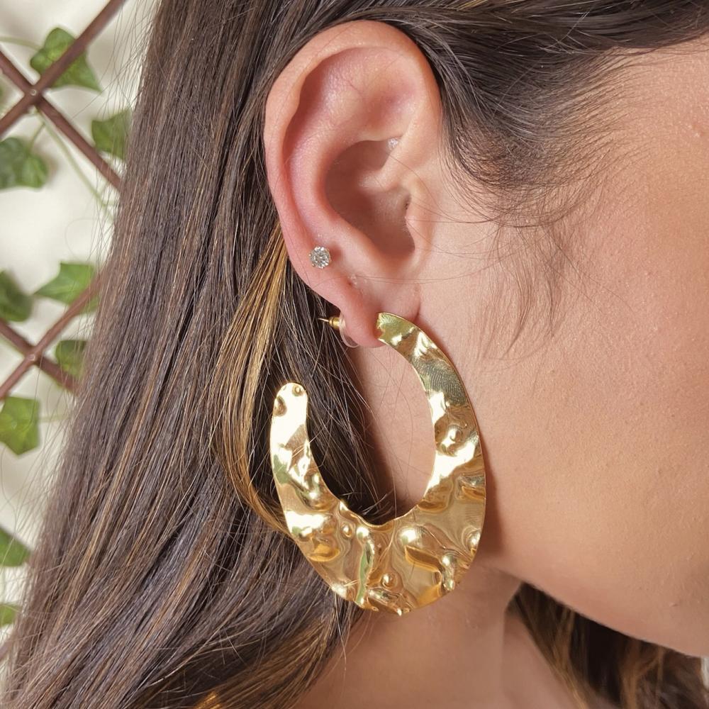 Brinco oval meia lua martelado banhado a ouro 18k