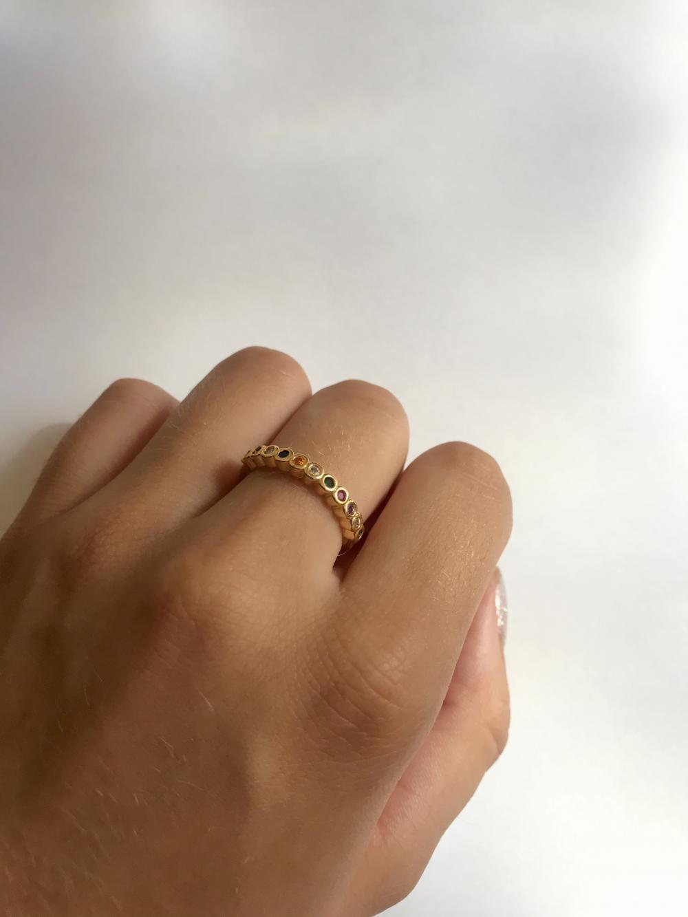 Anel cravejado com zircônia colorida banhado a ouro 18k 