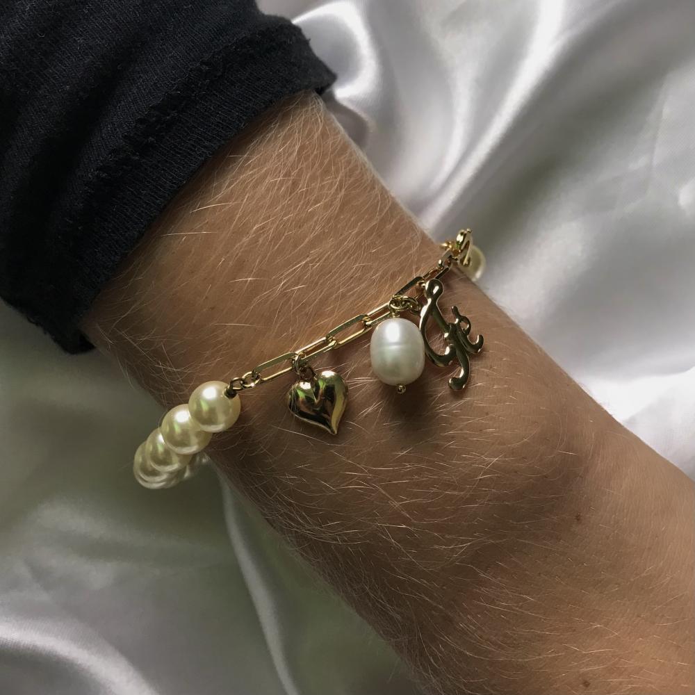 Pulseira de pérola com corrente de elos retangulares e pingentes diversos banhada a ouro 18k