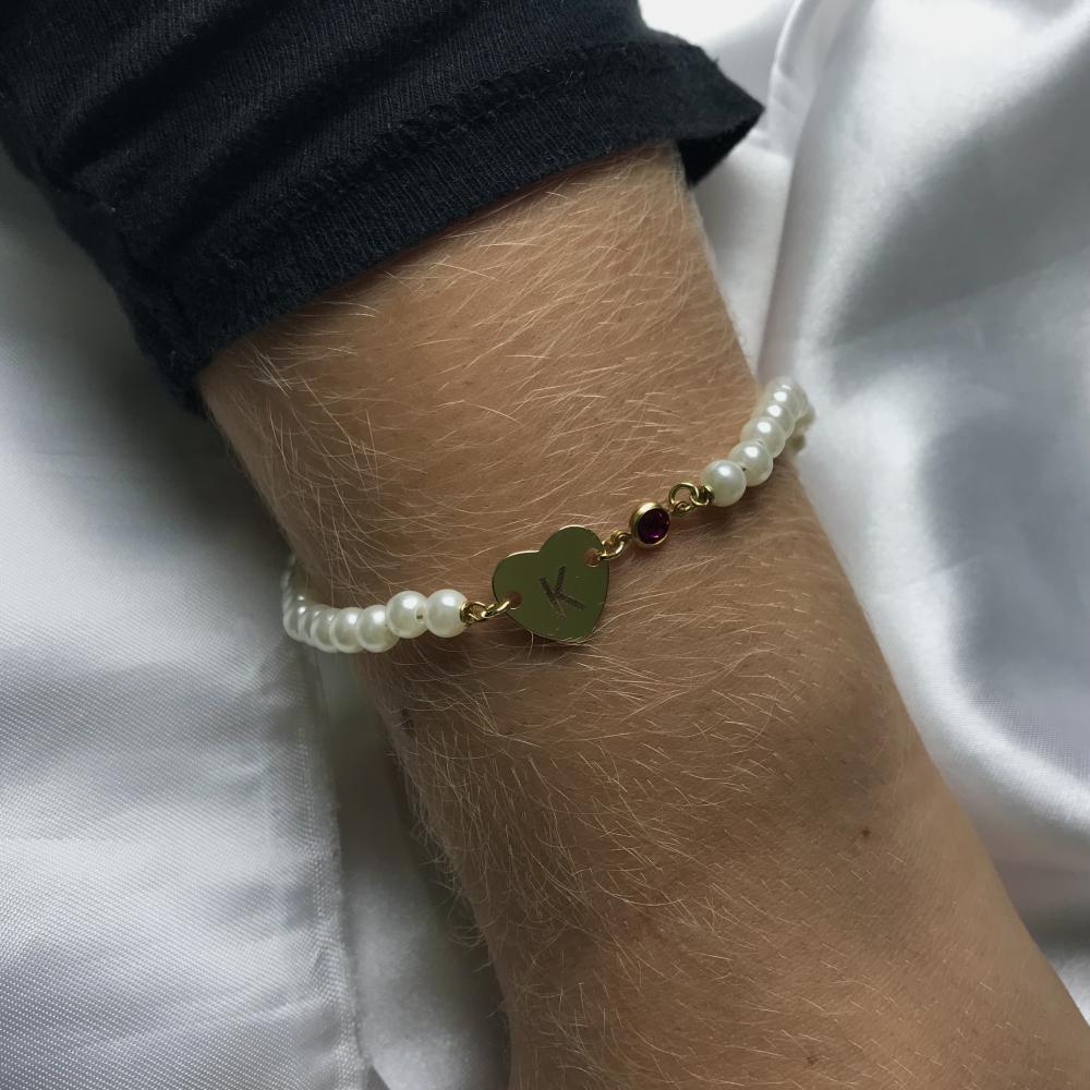 Pulseira personalizada de pérola com letra e coração com ponto de luz banhada a ouro 18k