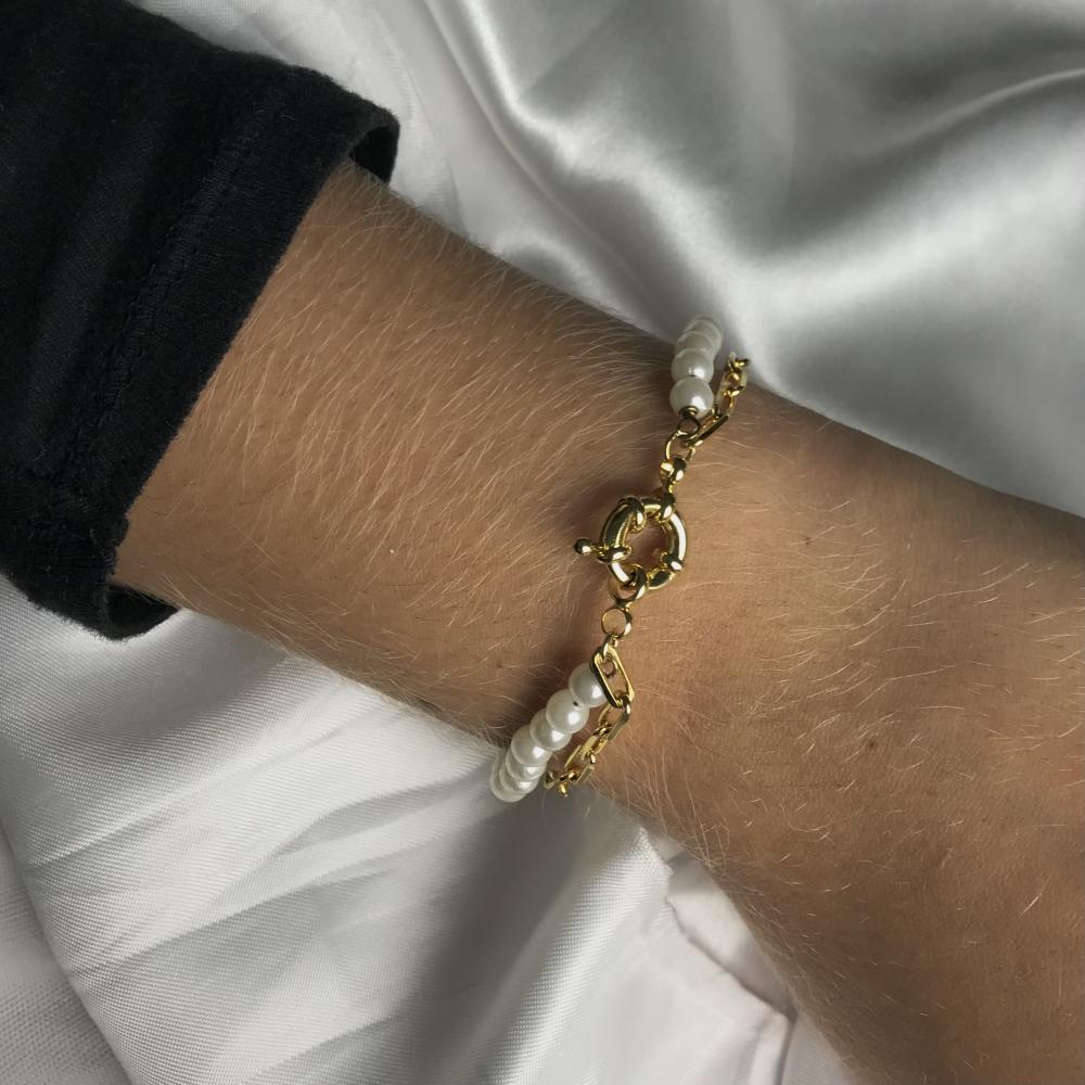 Pulseira com corrente dupla de pérola e elos retangulares com fecho de boia banhada a ouro 18k 
