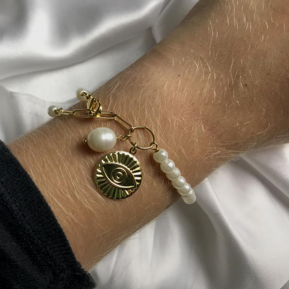 Pulseira de pérola com pingente de olho e  elos retangulares banhada a ouro 18k