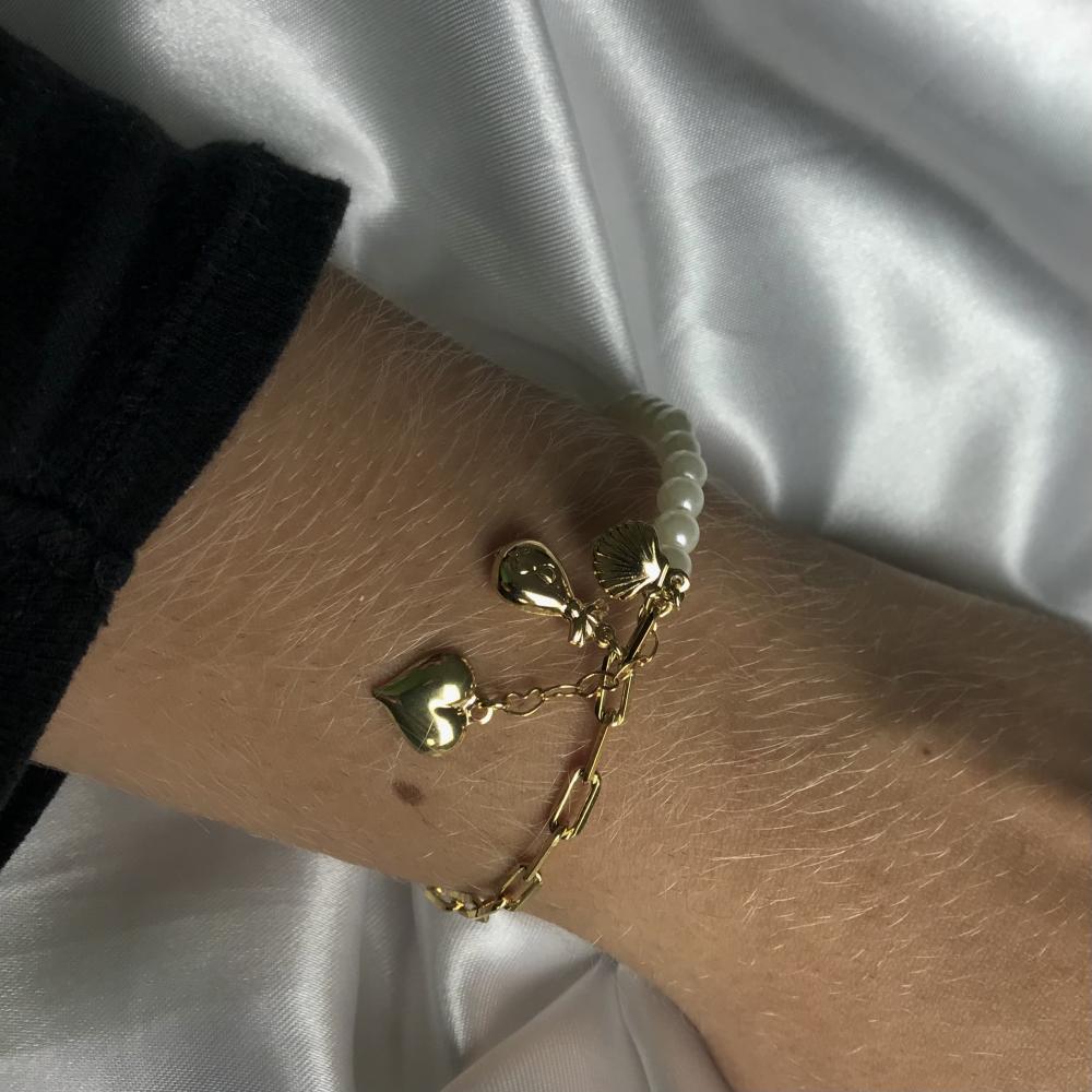 Pulseira de elos retangulares e pérola com pingentes diversos banhada a ouro 18k