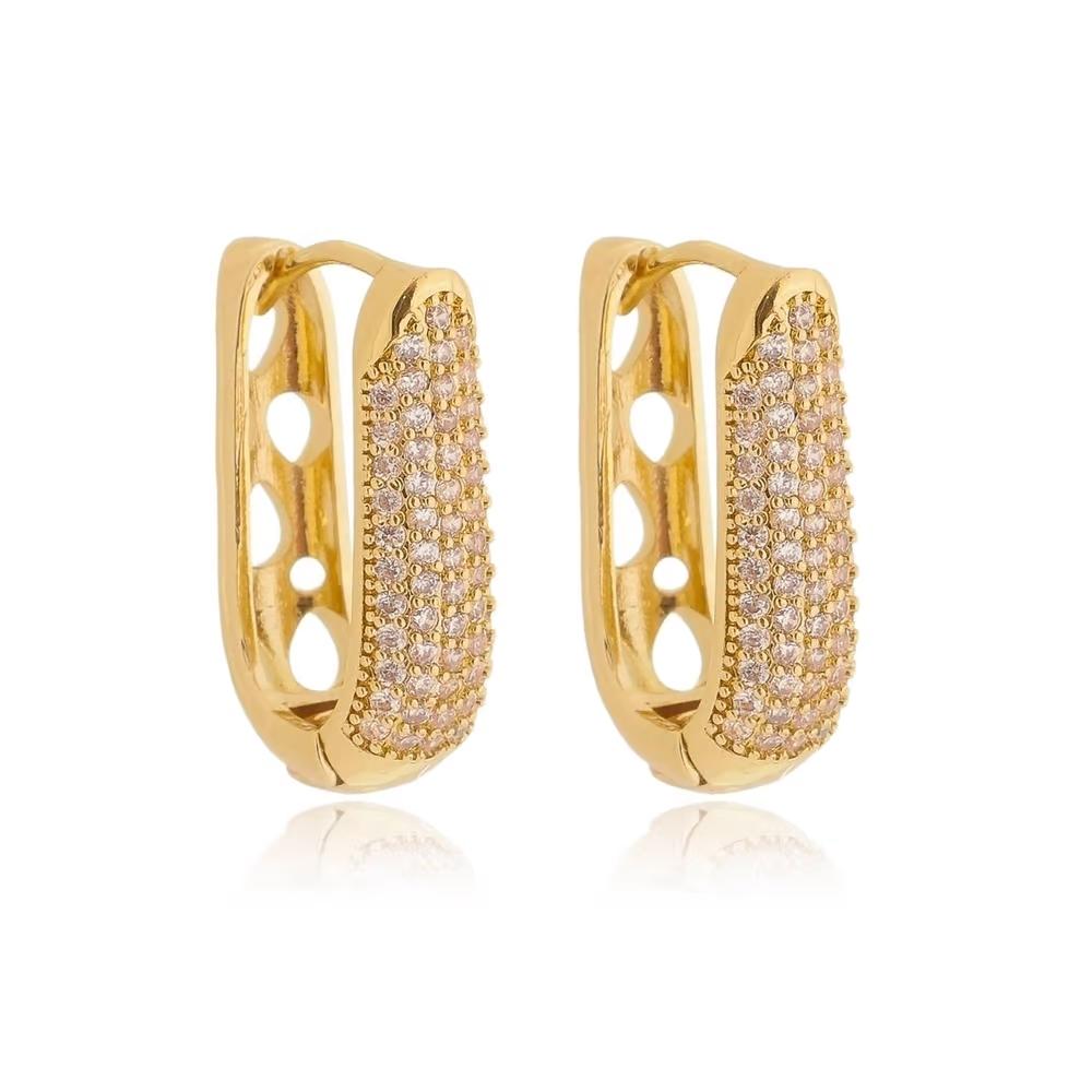Brinco Camila de argola cravejada com micro zircônias banhado a ouro 18k 