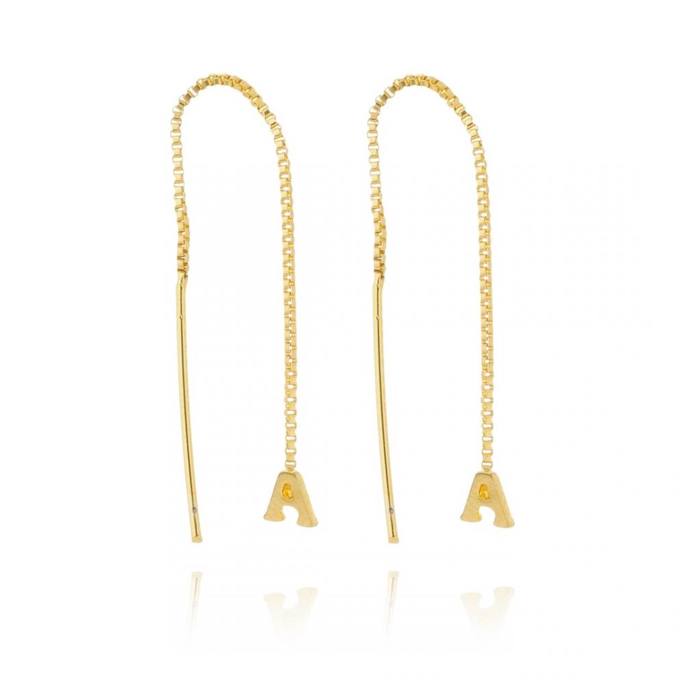 Brinco Scarlet fio passante personalizado com letra banhado a ouro 18k