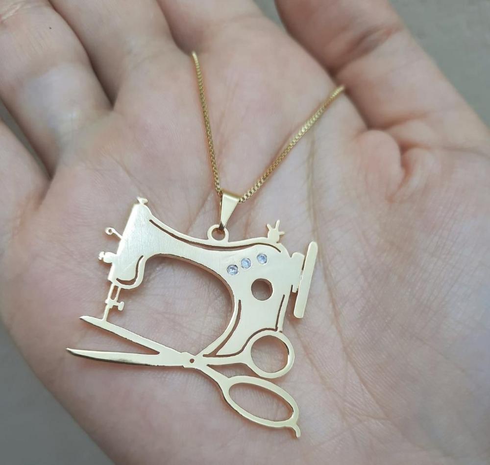 Colar personalizado profissão com máquina de costura e tesoura banhado a ouro 18k