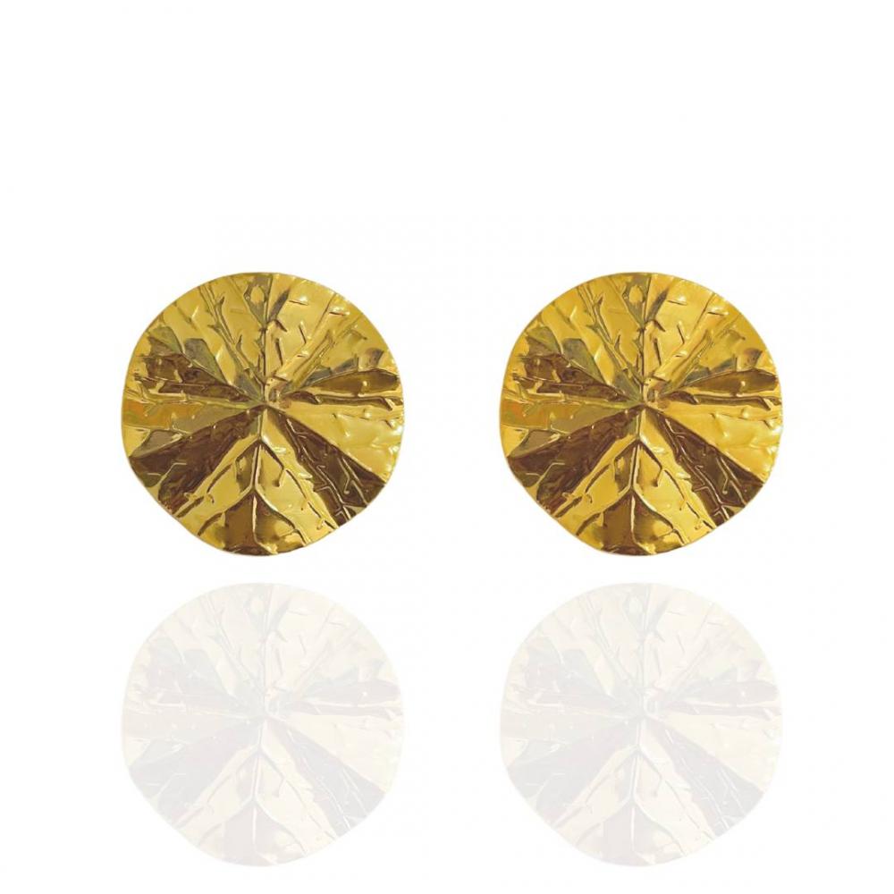 Brinco Thainara redondo martelado banhado a ouro 18k