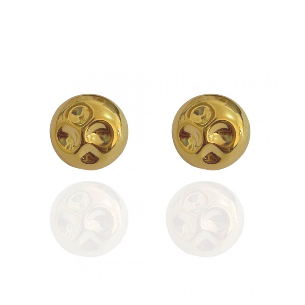 Brinco Yane meia bola martelado banhado a ouro 18k