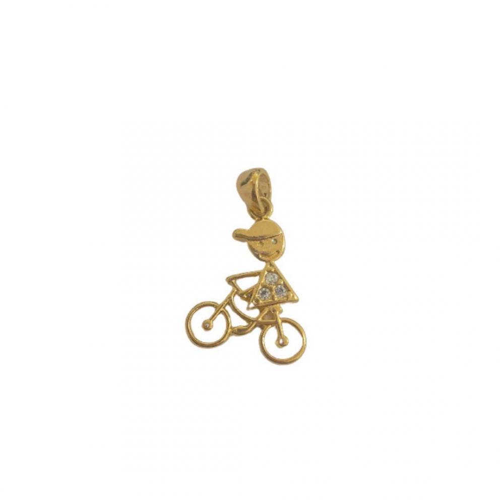 Pingente de menino em bicicleta banhado a ouro 18k