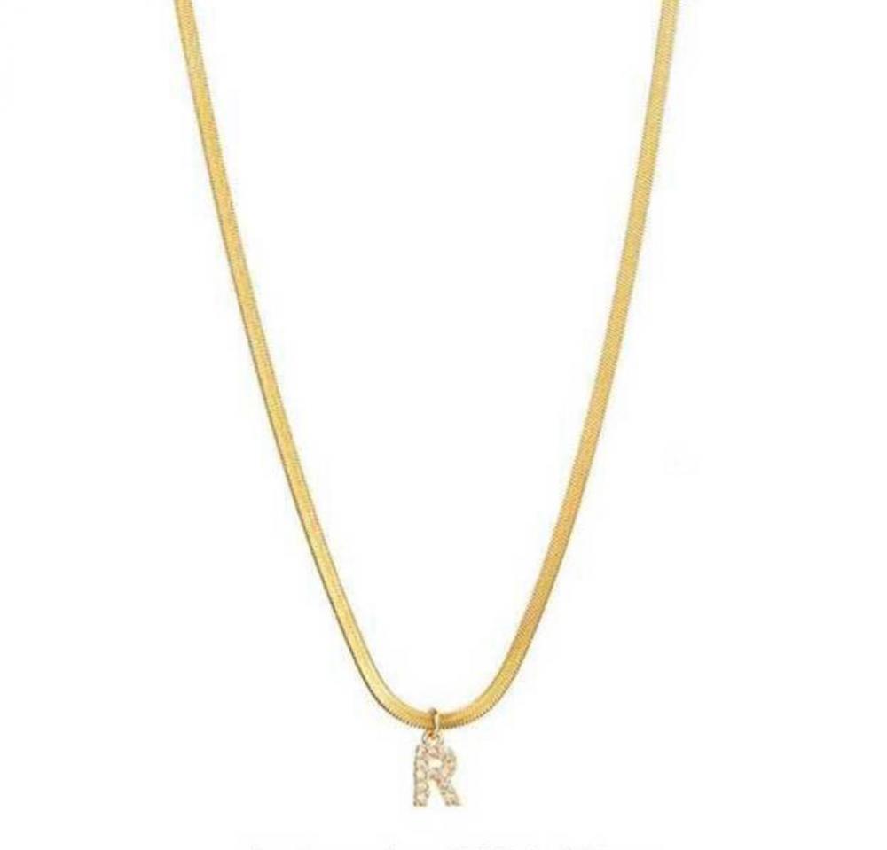 Choker personalizada Vivi com letra cravejada e corrente de fita laminada banhada a ouro 18k 