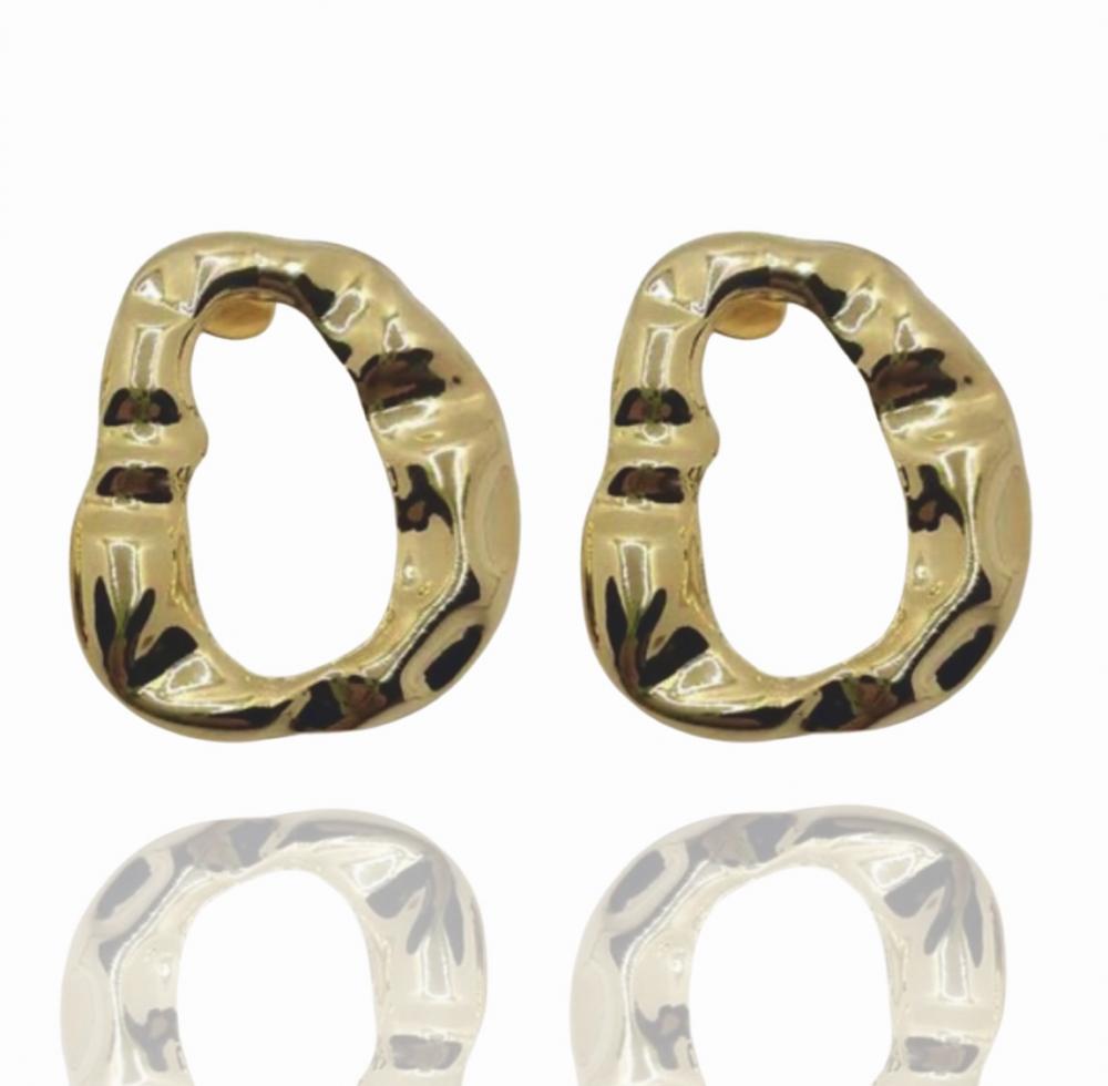 Brinco oval vazado martelado Thalya banhado a ouro18k 