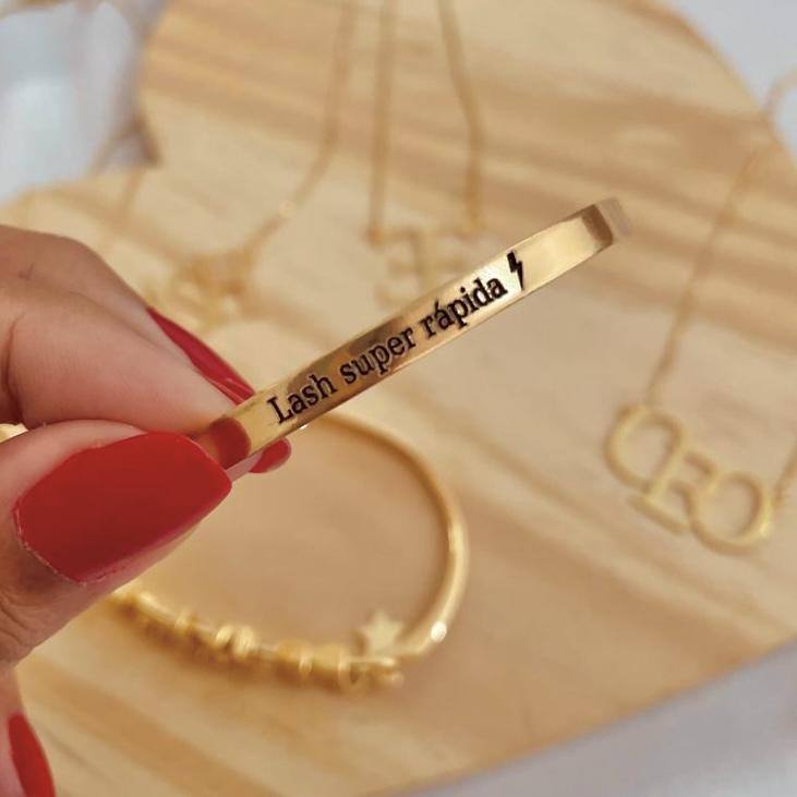 Bracelete personalizado com frase e símbolo 