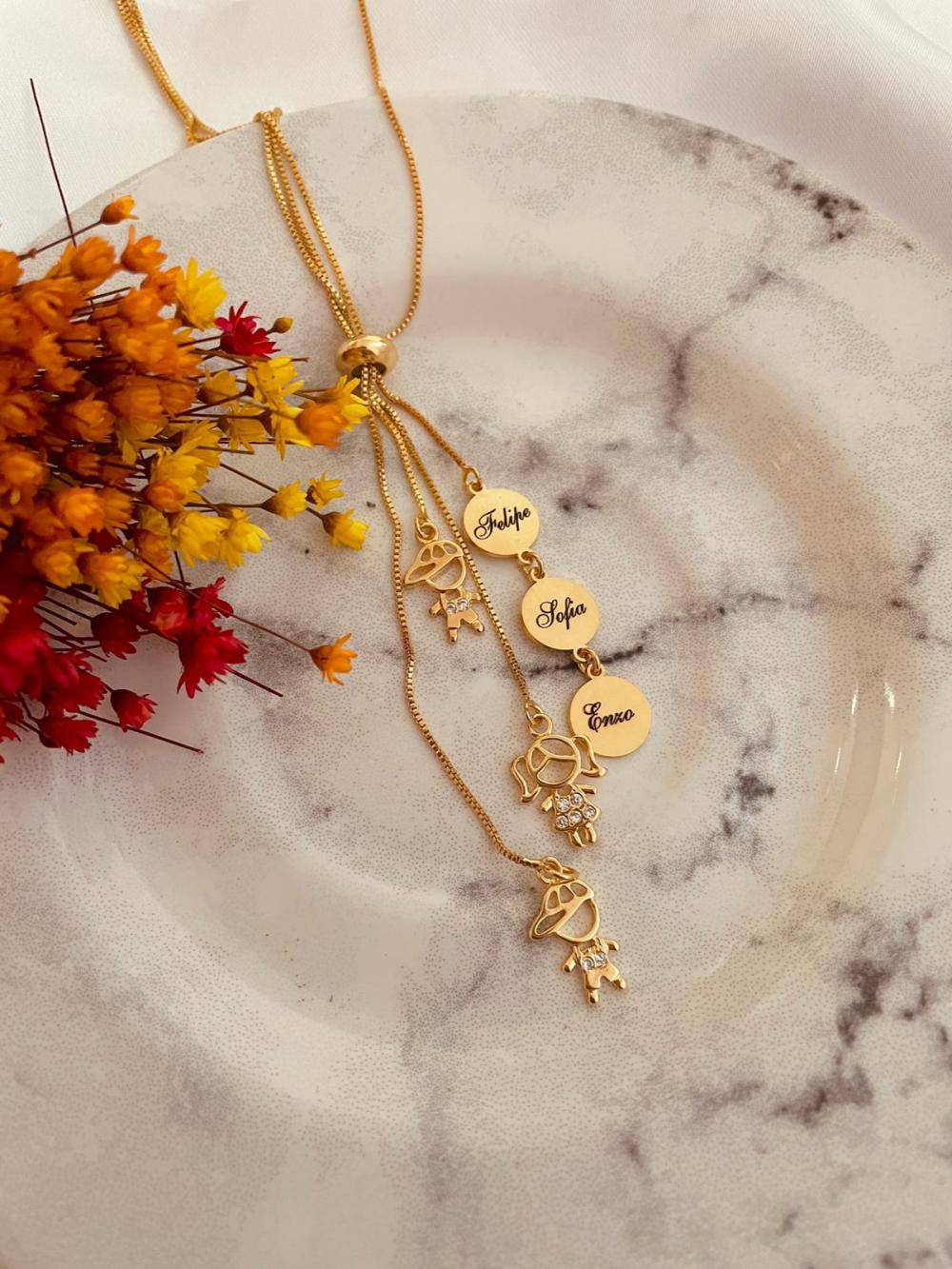 Colar gravata personalizado com até 3 pingentes personalizados banhados a ouro 18k