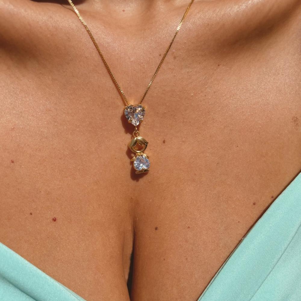 Colar personalizado com um pingente de coração e filho banhado a ouro 18k